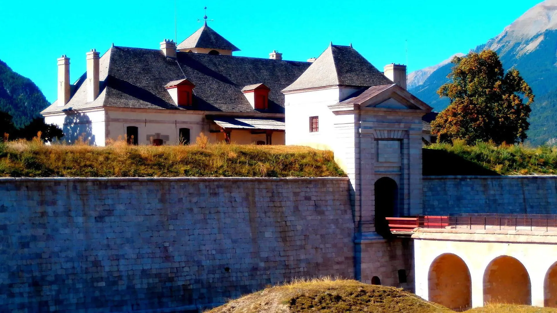 Aparthotel Le Pavillon Des Officiers Mont-Dauphin Frankreich